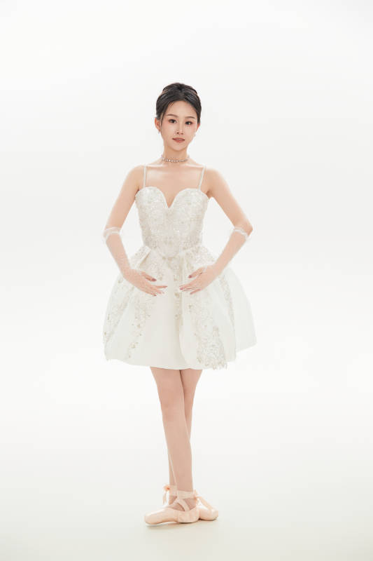 白色背景下跳芭蕾舞的亚洲少女