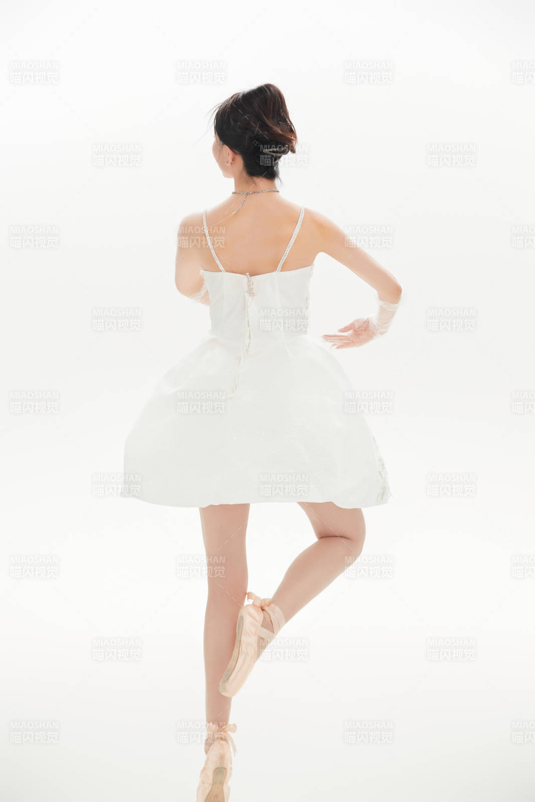 白色背景下跳芭蕾舞的亚洲少女