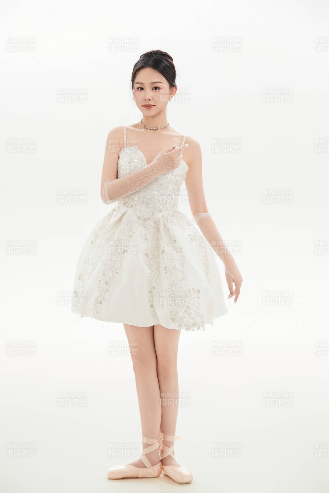 白色背景下跳芭蕾舞的亚洲少女