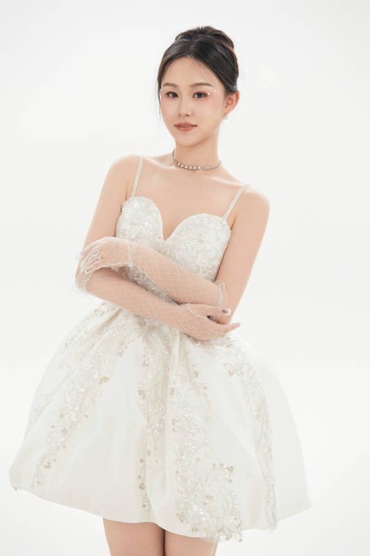 白色背景下跳芭蕾舞的亚洲少女