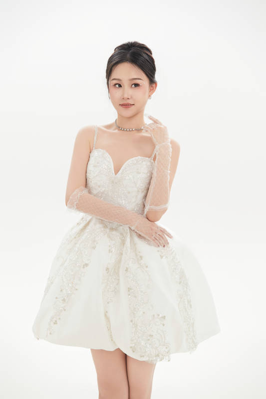 白色背景下跳芭蕾舞的亚洲少女