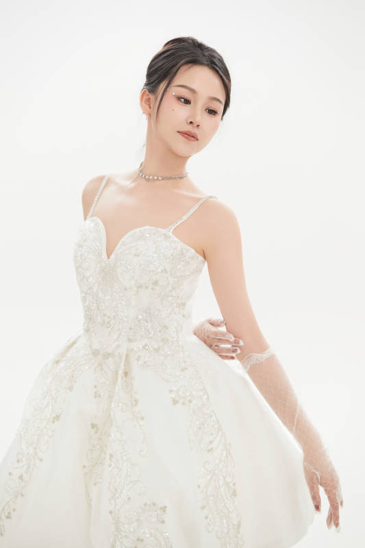 白色背景下跳芭蕾舞的亚洲少女