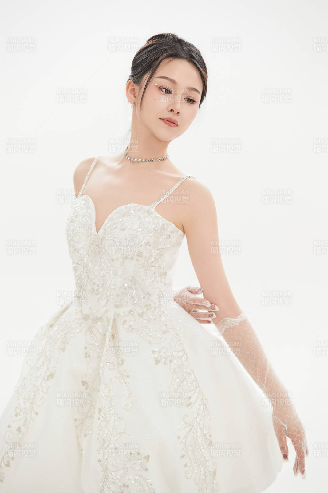 白色背景下跳芭蕾舞的亚洲少女