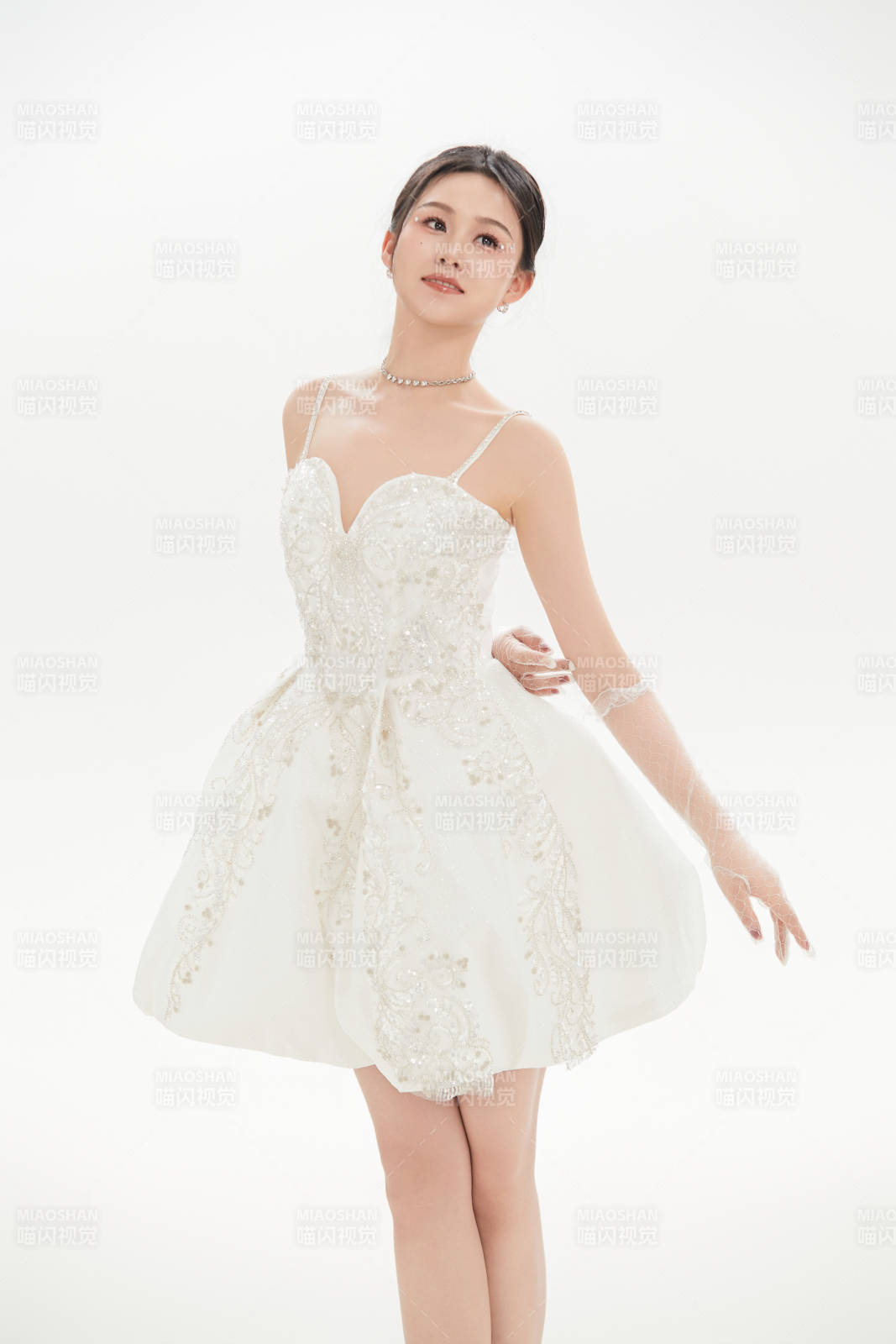 白色背景下跳芭蕾舞的亚洲少女