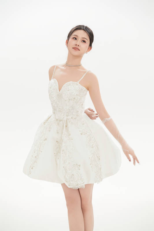 白色背景下跳芭蕾舞的亚洲少女