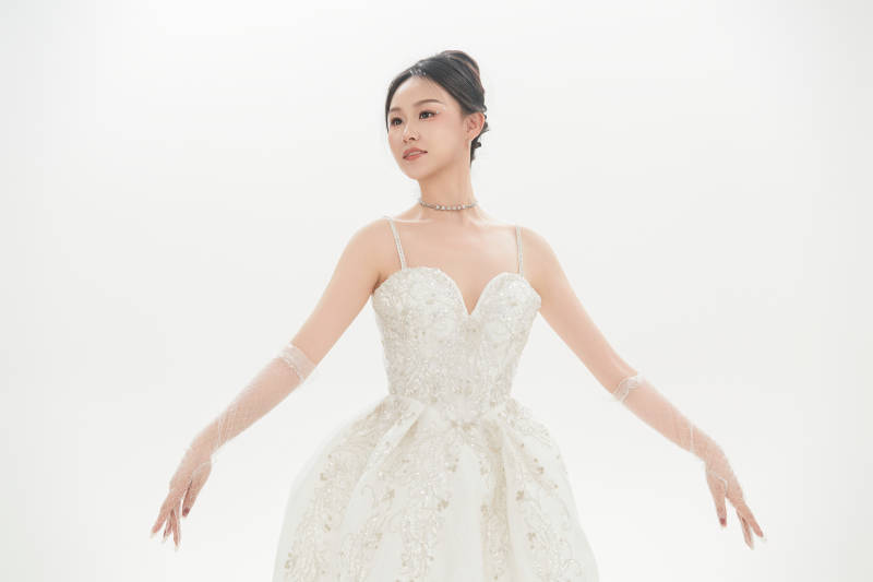 白色背景下跳芭蕾舞的亚洲少女