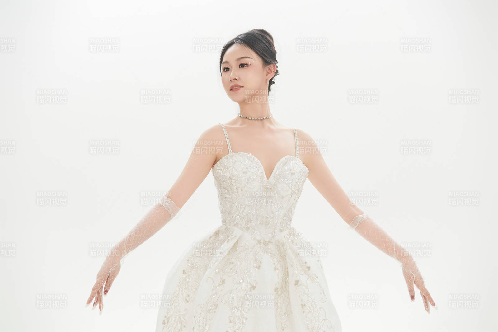 白色背景下跳芭蕾舞的亚洲少女