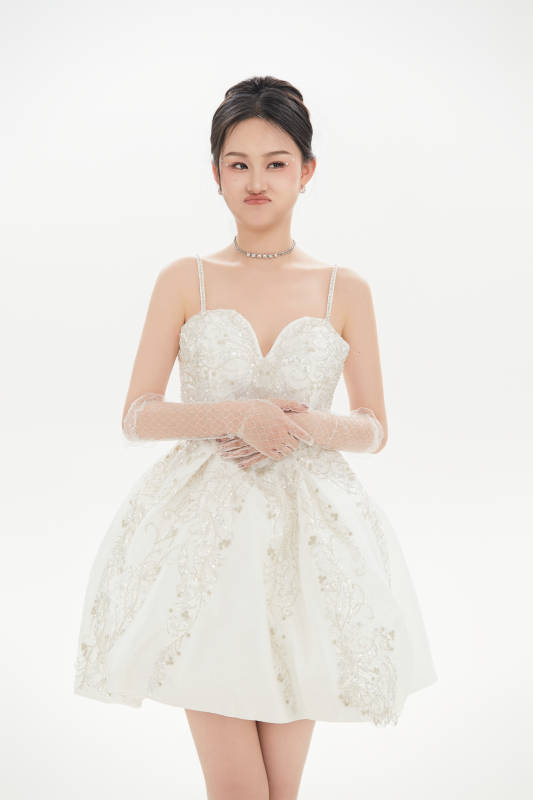 白色背景下跳芭蕾舞的亚洲少女