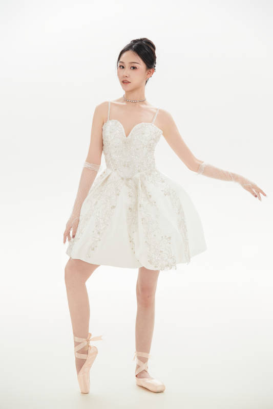 白色背景下跳芭蕾舞的亚洲少女