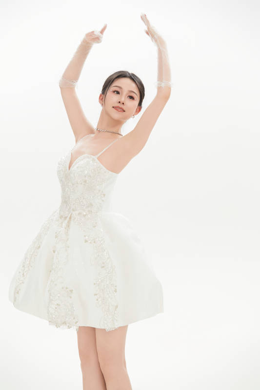 白色背景下跳芭蕾舞的亚洲少女