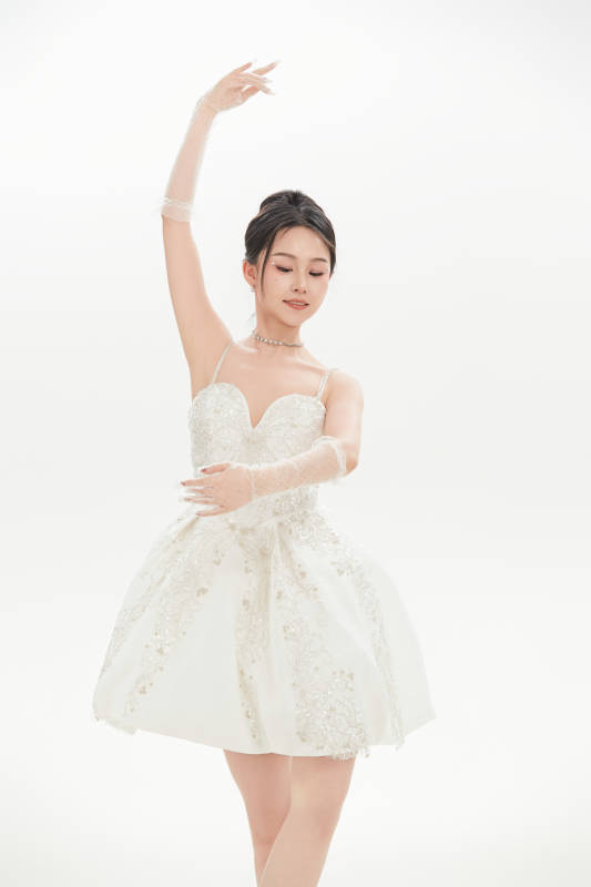 白色背景下跳芭蕾舞的亚洲少女