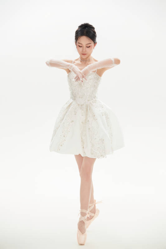 白色背景下跳芭蕾舞的亚洲少女