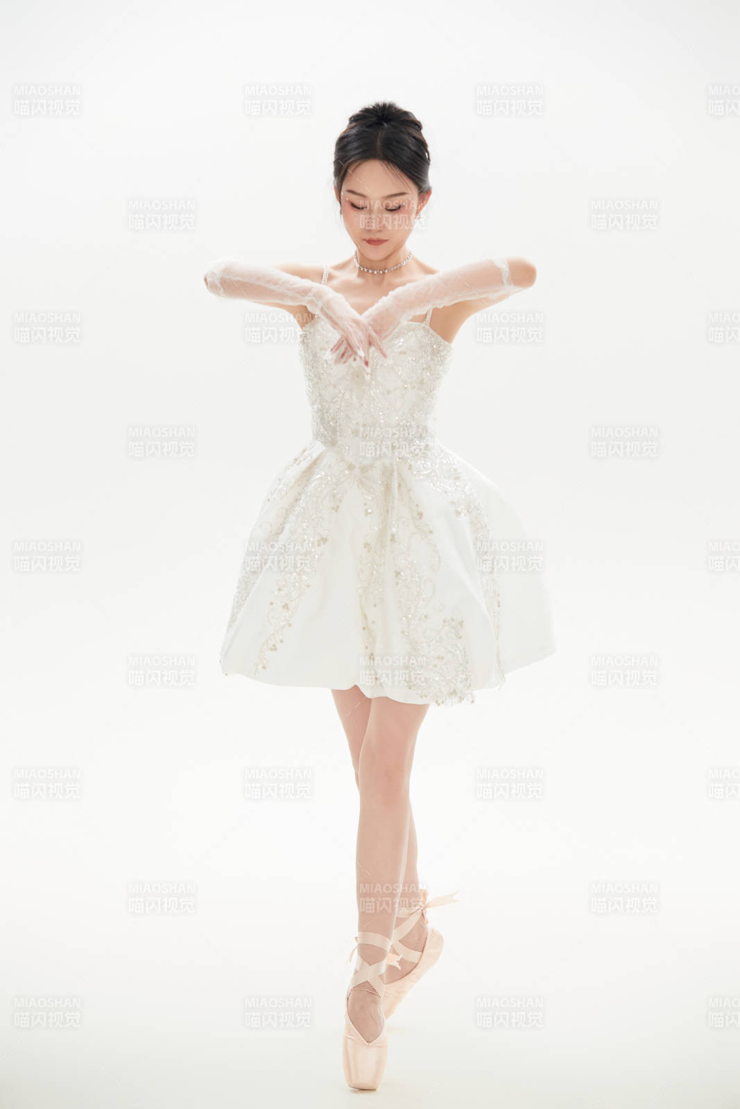 白色背景下跳芭蕾舞的亞洲少女
