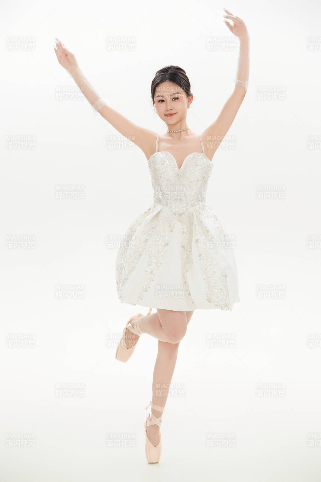 白色背景下跳芭蕾舞的亚洲少女