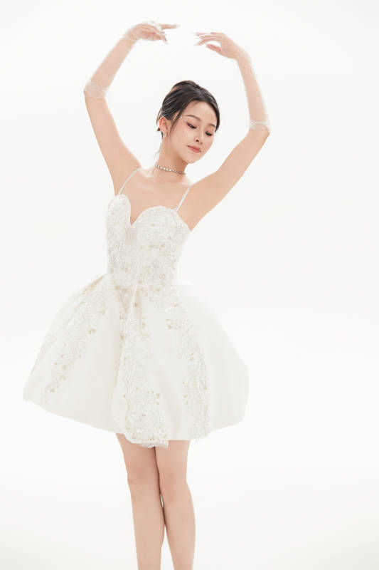 白色背景下跳芭蕾舞的亚洲少女