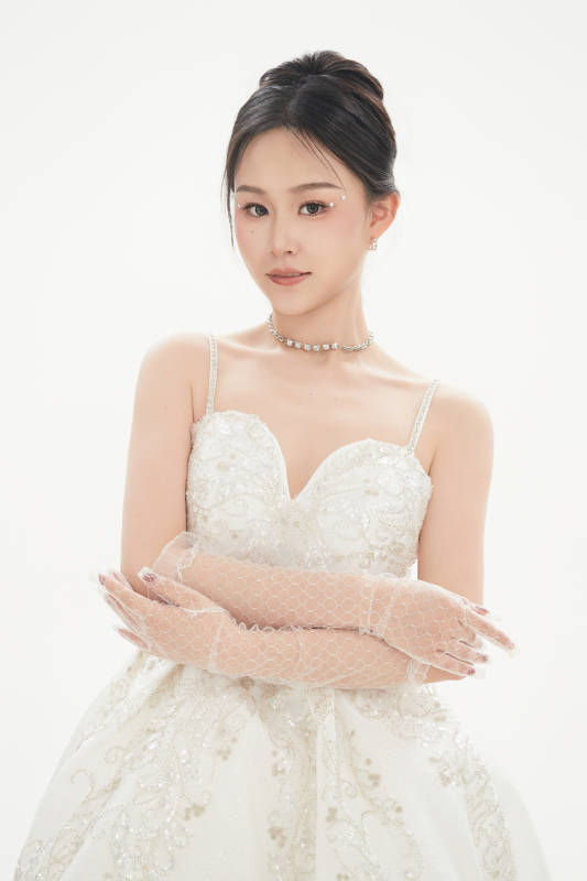 白色背景下跳芭蕾舞的亚洲少女