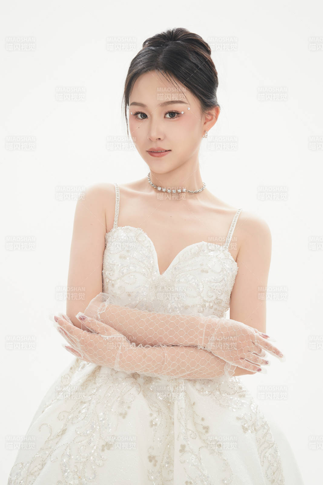 白色背景下跳芭蕾舞的亚洲少女