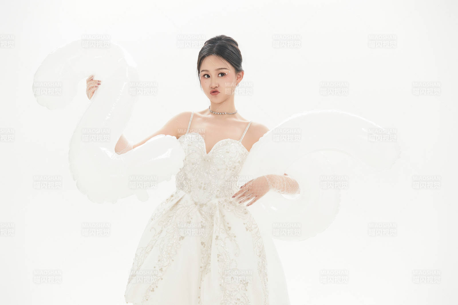 白色背景下跳芭蕾舞的亞洲少女