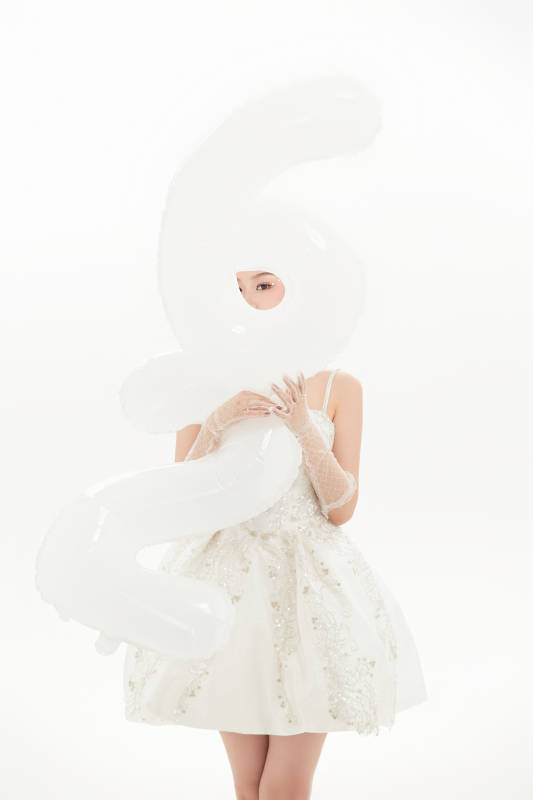 白色背景下跳芭蕾舞的亚洲少女