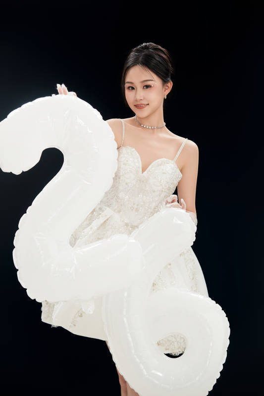 白色背景下跳芭蕾舞的亚洲少女