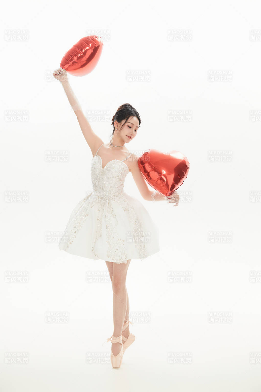 白色背景下跳芭蕾舞的亚洲少女