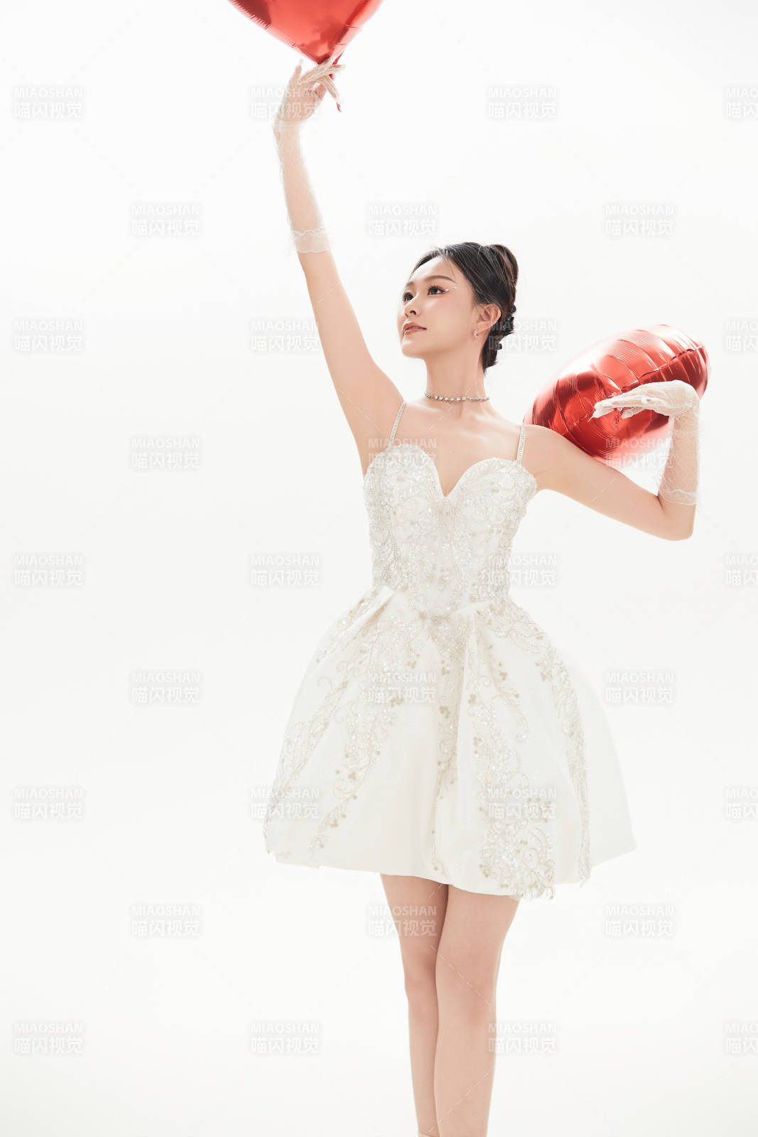 白色背景下跳芭蕾舞的亚洲少女