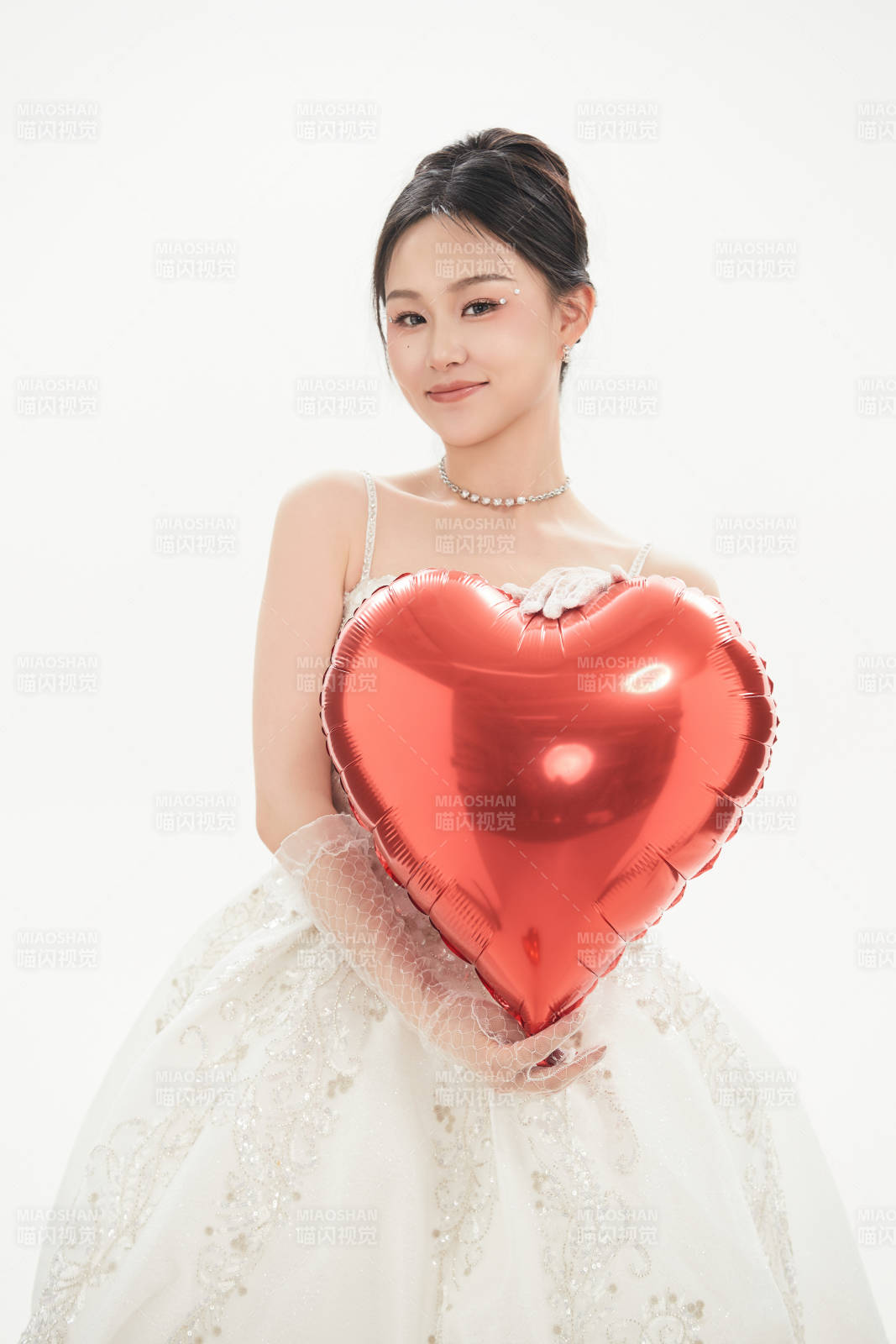 白色背景下跳芭蕾舞的亞洲少女