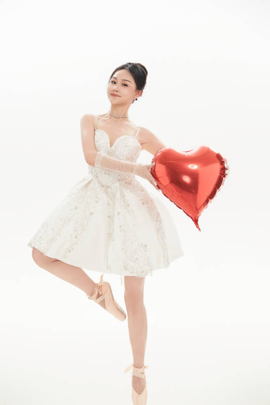 白色背景下跳芭蕾舞的亚洲少女