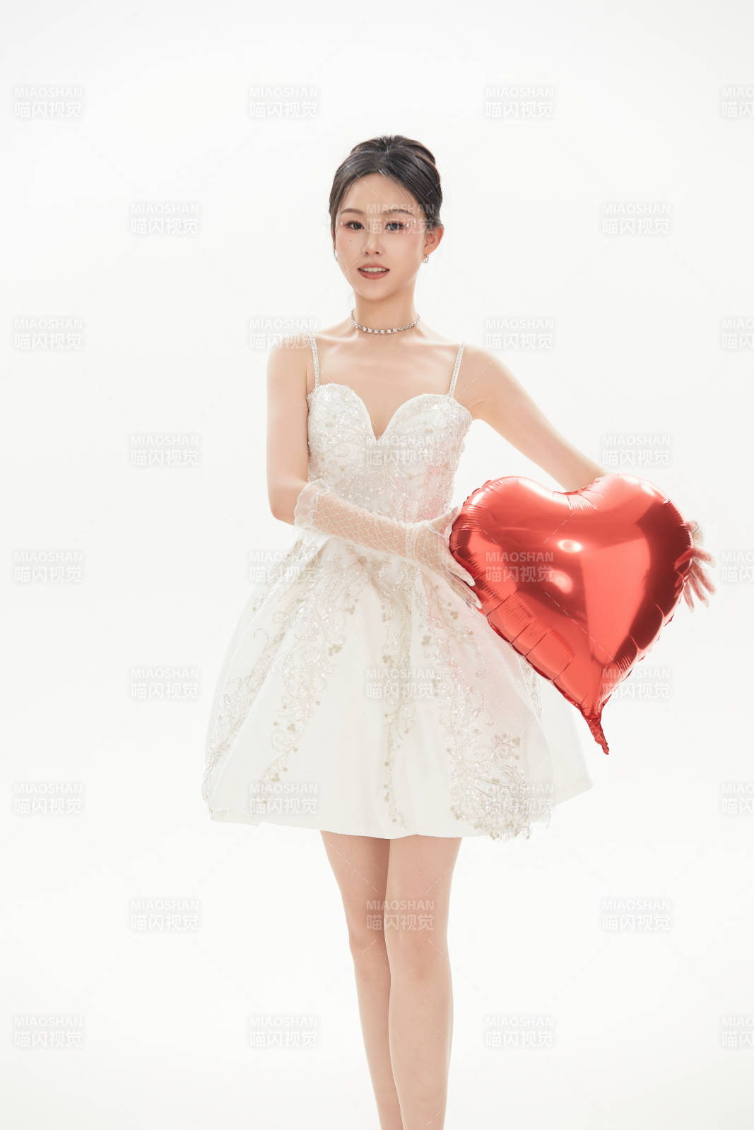 白色背景下跳芭蕾舞的亚洲少女