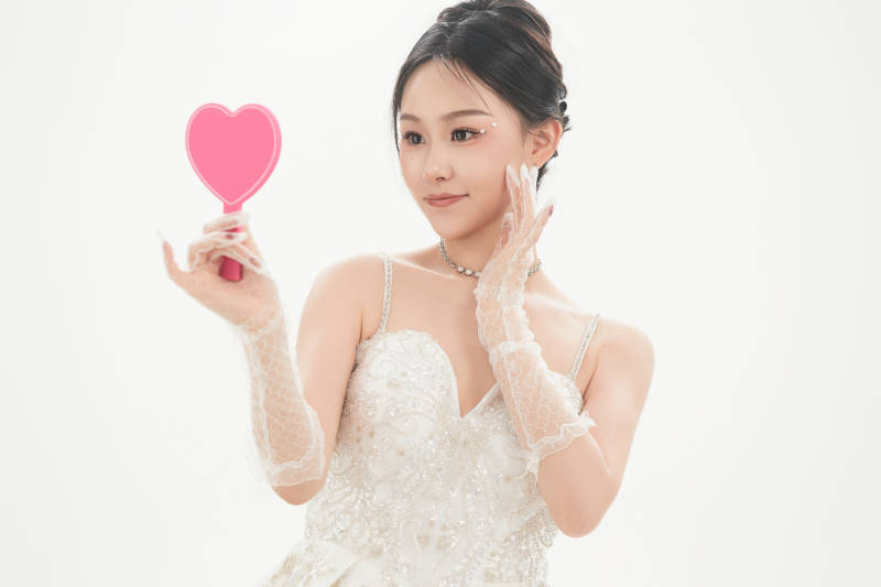 白色背景下跳芭蕾舞的亞洲少女