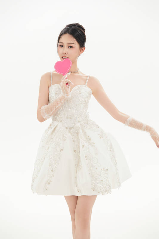 白色背景下跳芭蕾舞的亚洲少女