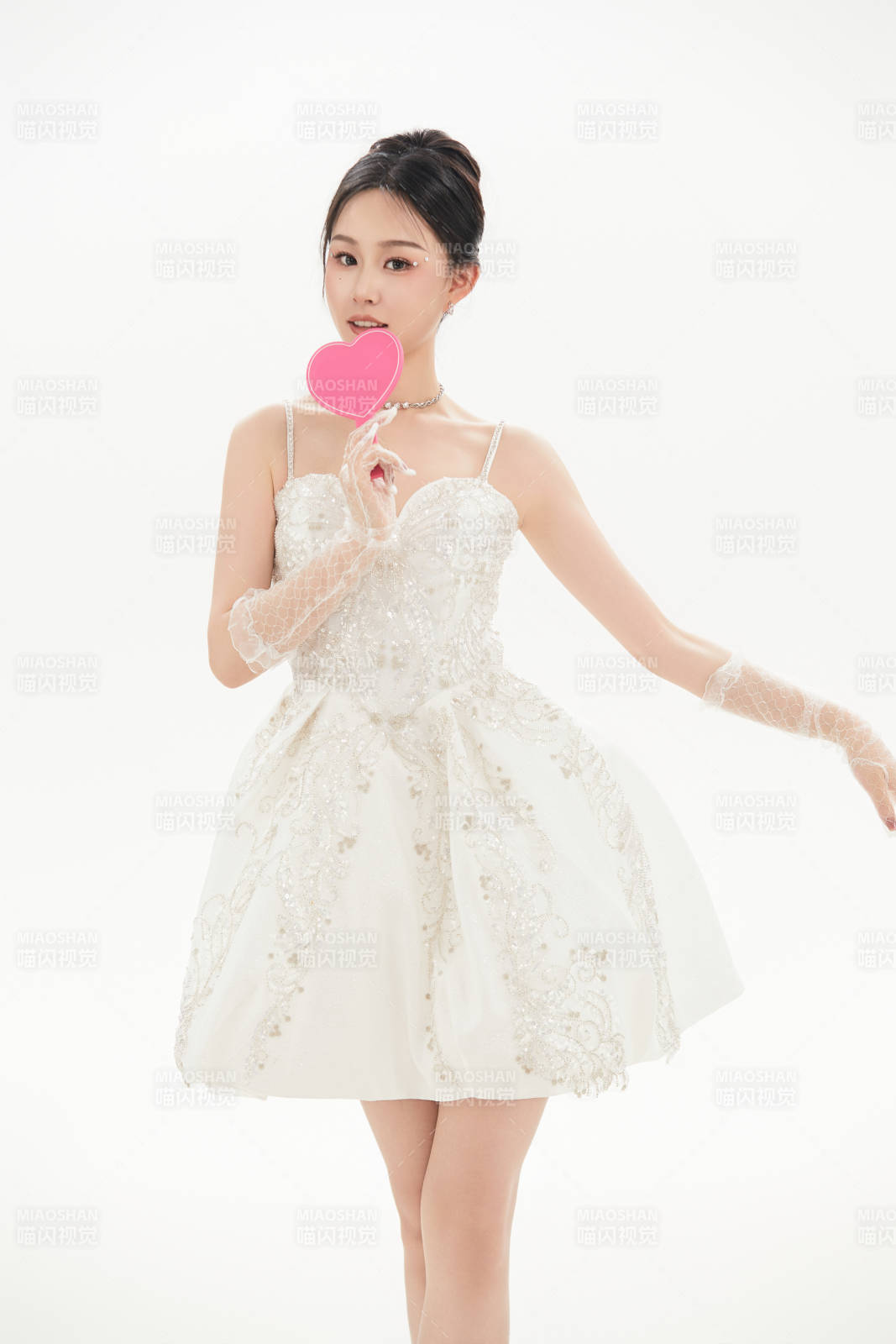 白色背景下跳芭蕾舞的亚洲少女