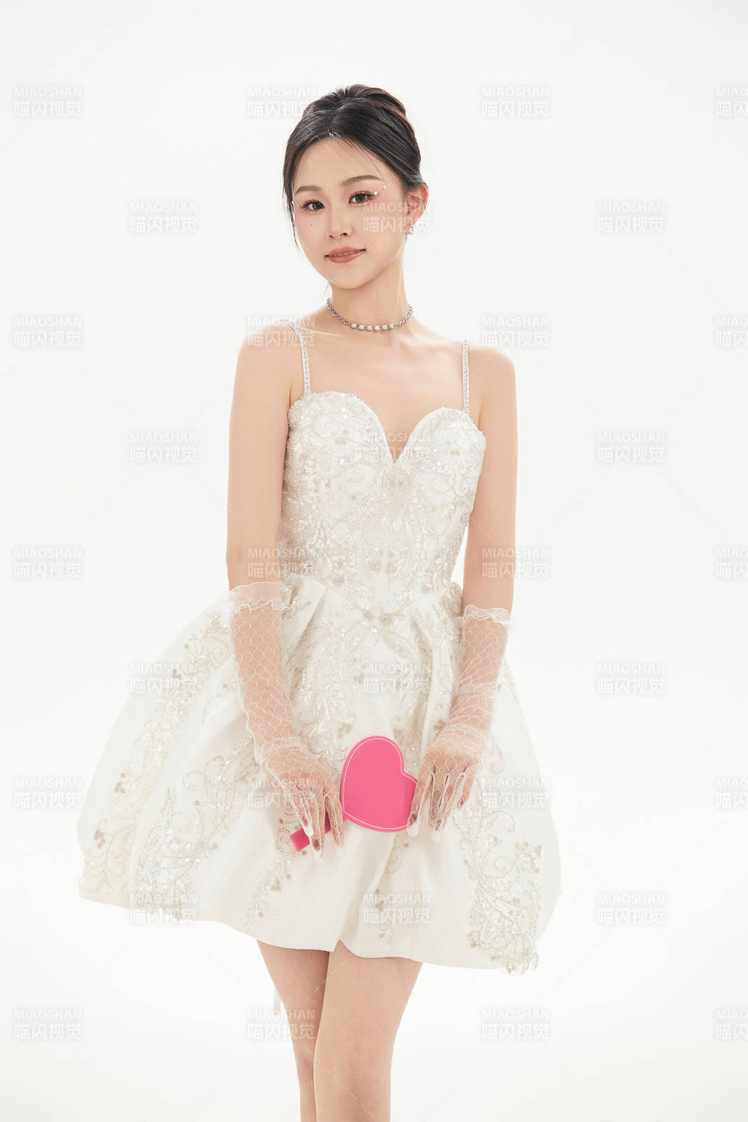 白色背景下跳芭蕾舞的亚洲少女