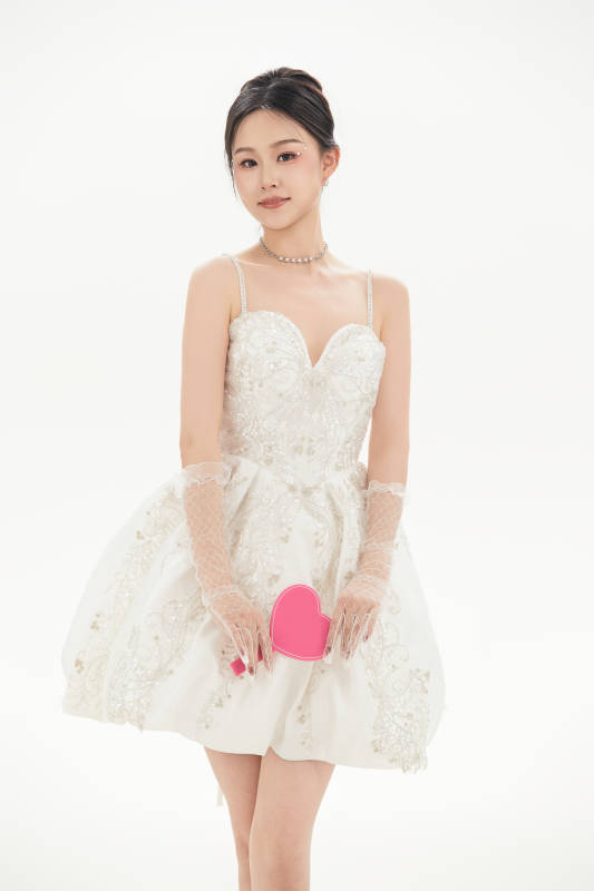 白色背景下跳芭蕾舞的亚洲少女