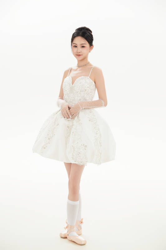 白色背景下跳芭蕾舞的亚洲少女