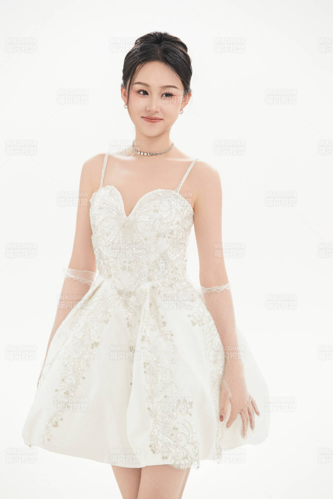 白色背景下跳芭蕾舞的亞洲少女