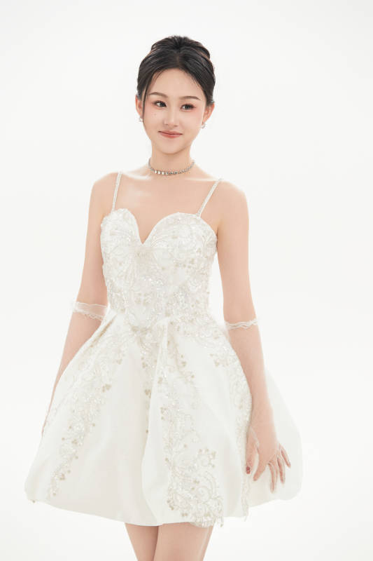 白色背景下跳芭蕾舞的亞洲少女