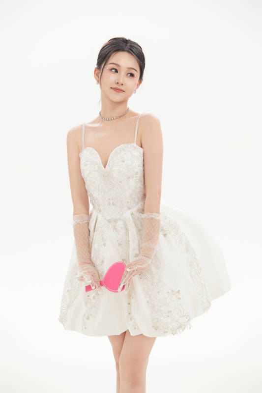 白色背景下跳芭蕾舞的亚洲少女