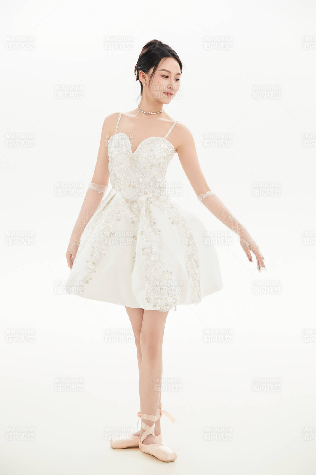 白色背景下跳芭蕾舞的亚洲少女