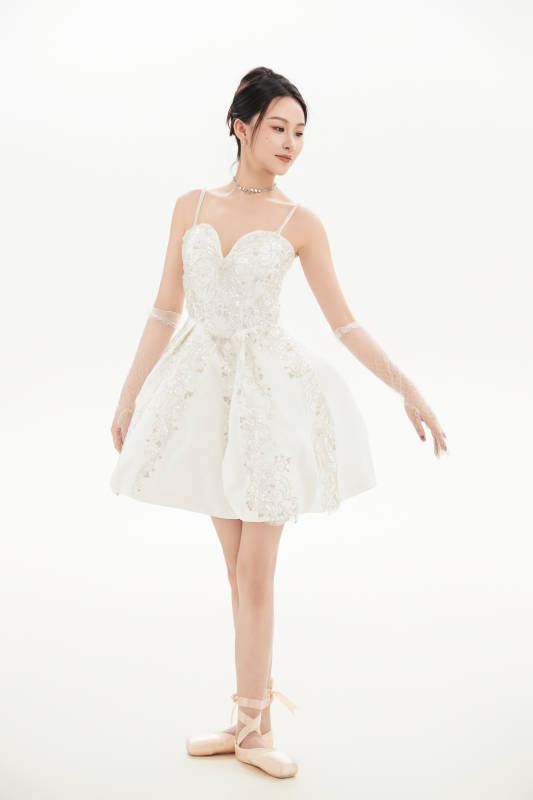 白色背景下跳芭蕾舞的亚洲少女