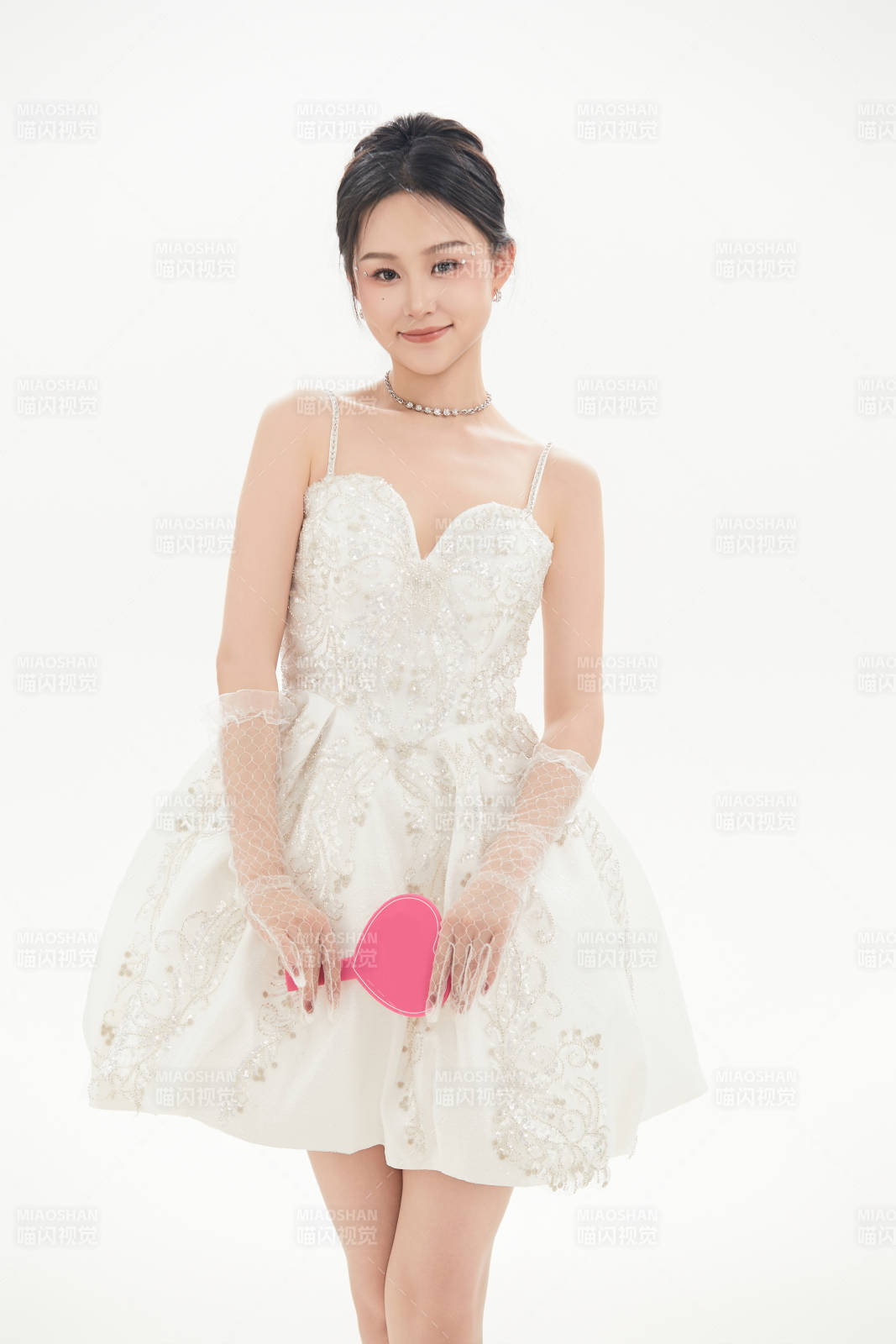 白色背景下跳芭蕾舞的亚洲少女