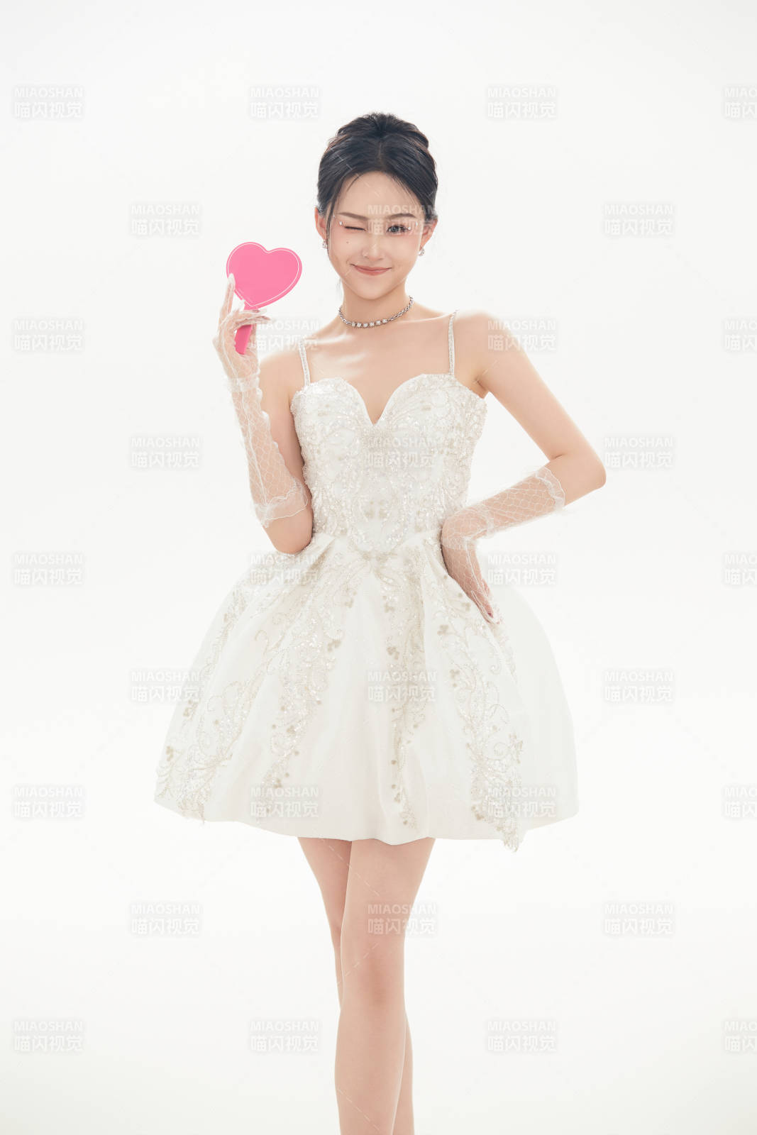 白色背景下跳芭蕾舞的亚洲少女