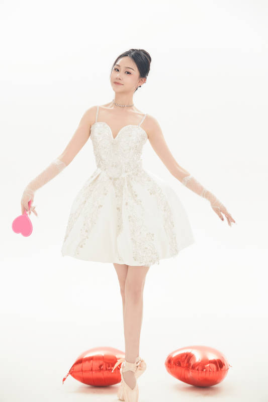 白色背景下跳芭蕾舞的亚洲少女