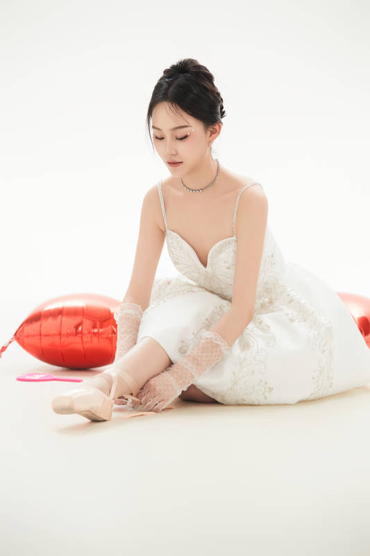 白色背景下跳芭蕾舞的亚洲少女