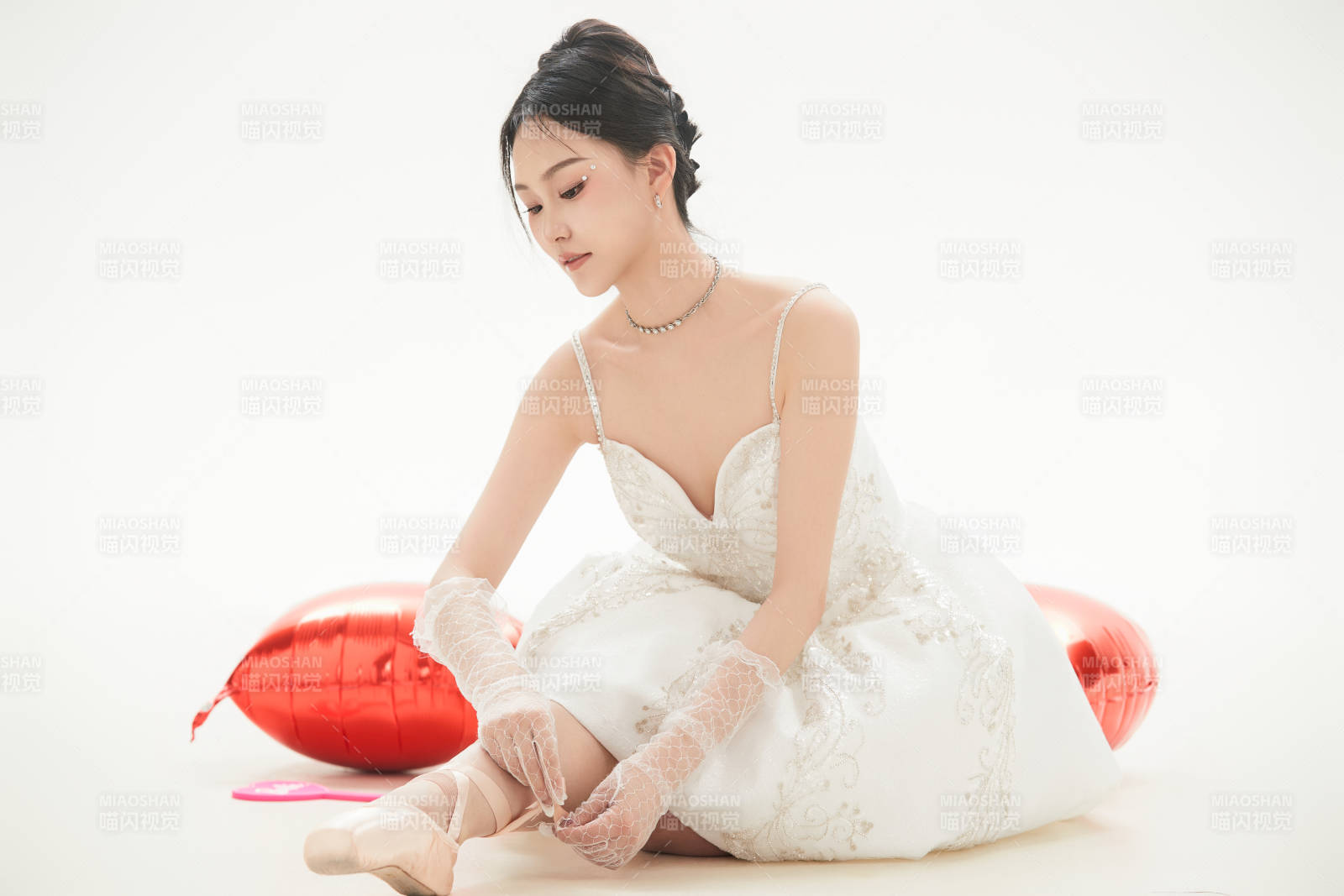 白色背景下跳芭蕾舞的亞洲少女