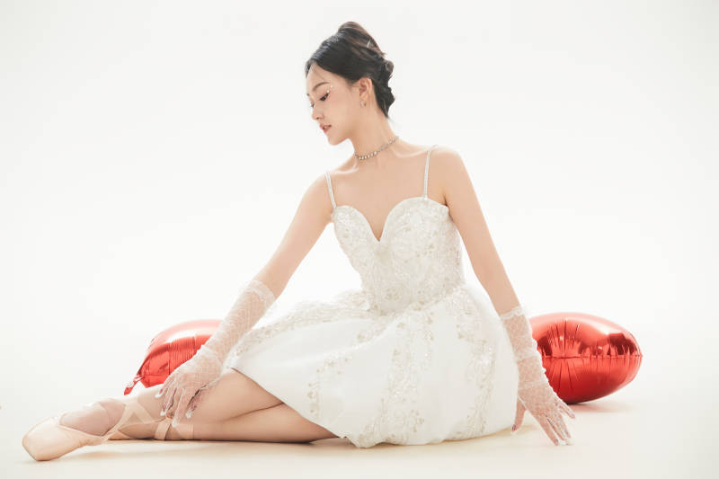 白色背景下跳芭蕾舞的亚洲少女