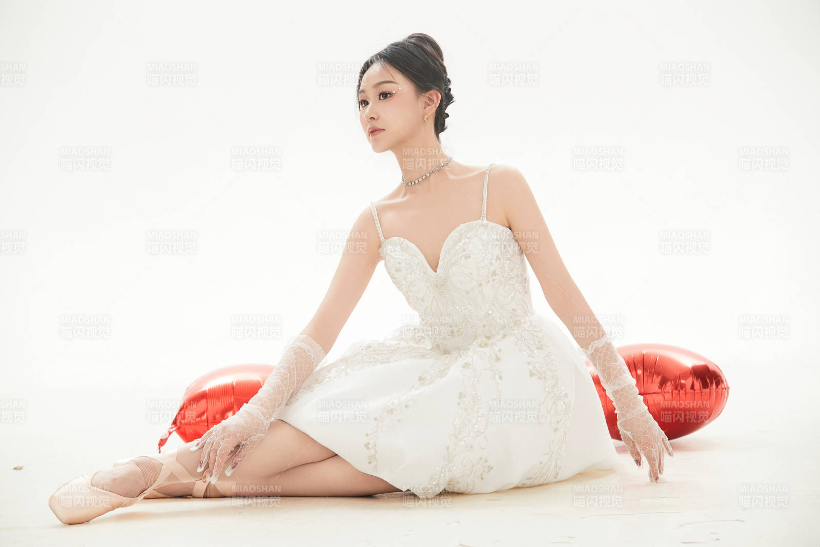 白色背景下跳芭蕾舞的亚洲少女