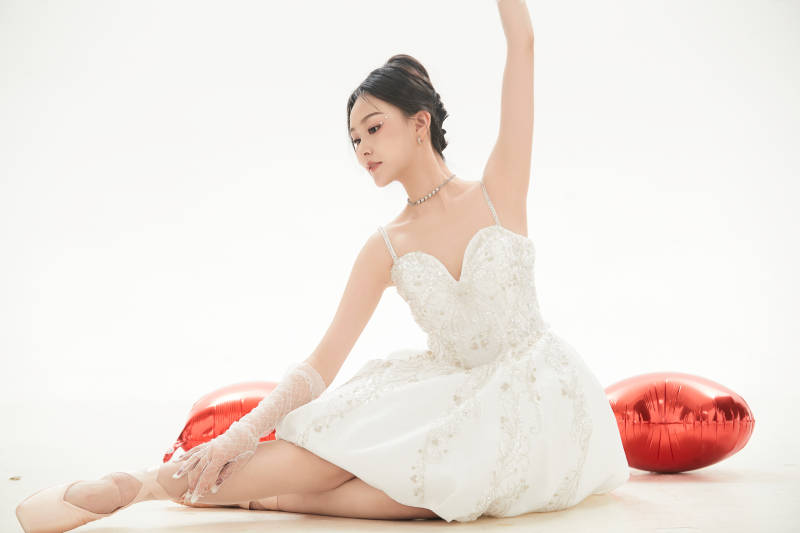 白色背景下跳芭蕾舞的亚洲少女