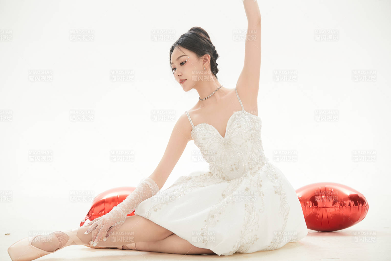 白色背景下跳芭蕾舞的亞洲少女