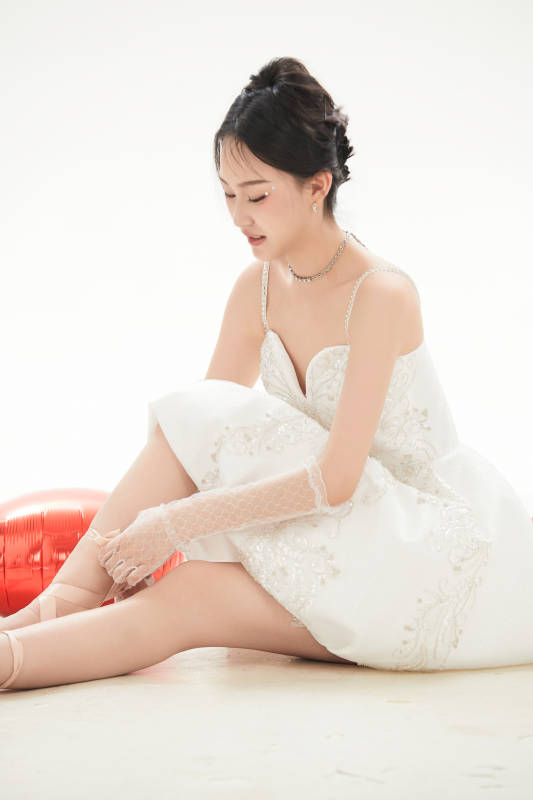 白色背景下跳芭蕾舞的亚洲少女